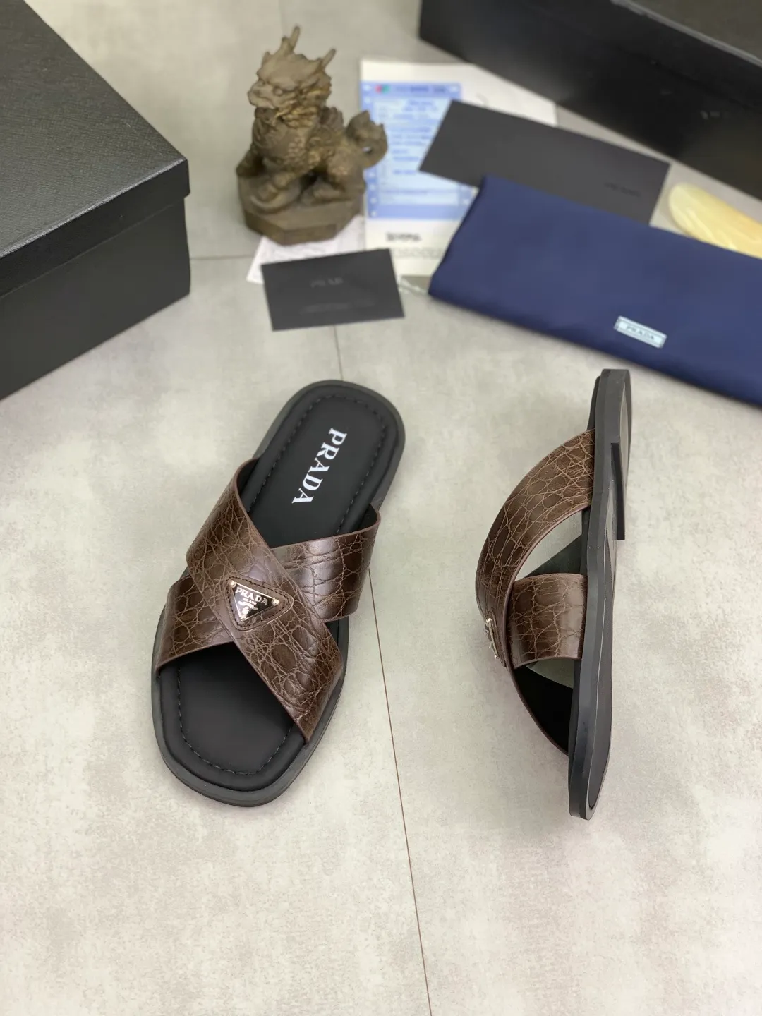 Men's shoes 💰P320💰【New style】🎁🎁🎁 PRADA Prada's new casual slippers, original official website 1:1, perfect workmanship, conveying a kind of noble luxury, sublimating its definition of luxury in Prada's high-end extraordinary craftsmanship. Original combination outsole, size: 39-46 colors 🉑️ to choose from